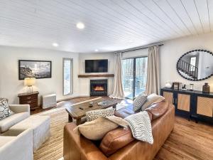 2 Bedroom Highlands Home with Fireplace and Mountain Views