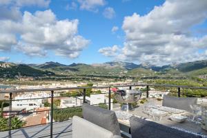 Meerblickvilla Design in Port Andratx mit Glasaufzug, Minotti, Occhio, Gessi, Cabinet, Miele