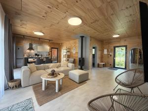BRAND NEW, WiFi, AC, sundeck, wide view, BBQ