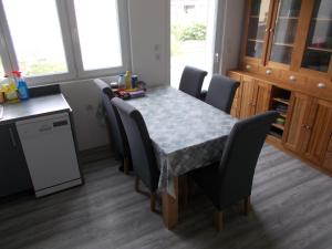 A - CHAMBRE STUDIO ,SALLE DE BAINS, douche-WC, plus cuisine à partager