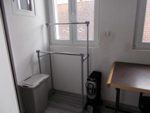 A - CHAMBRE STUDIO ,SALLE DE BAINS, douche-WC, plus cuisine à partager