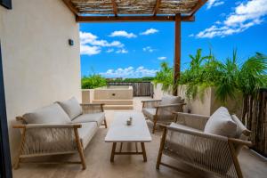 2-Story Penthouse with Private Jacuzzi 5 Min Beach