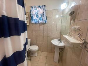 Cozy Suite, Wifi, Ac in Bedroom & 1 Minute Walk to West Coast Beach!