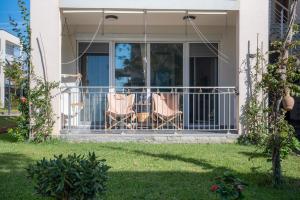 Seaview Apartment with Pool and Garden