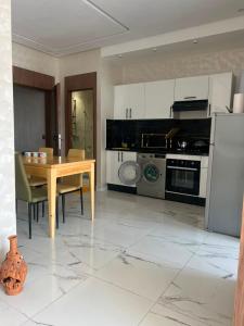 New Luxury Beach Apt 2 Min Walk 1BR and Living Room