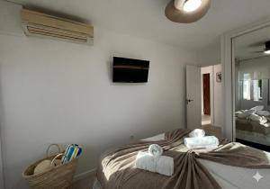 Oasis de Luz y Diseño ,Tu Refugio con Terraza y Piscina , cerca de la Playa