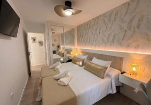 Oasis de Luz y Diseño ,Tu Refugio con Terraza y Piscina , cerca de la Playa