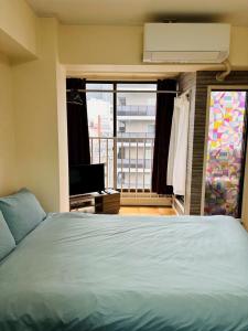 Three double beds spacious room 10 min to Namba