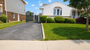 Modern Family Retreat Minutes from MetLife & NYC