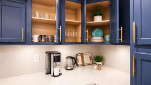 Modern Family Retreat Minutes from MetLife & NYC