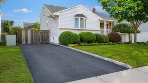 Modern Family Retreat Minutes from MetLife & NYC