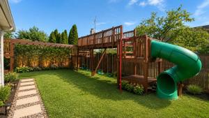 Modern Family Retreat Minutes from MetLife & NYC