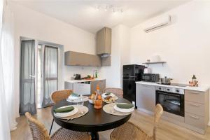 Gaia on Stresa Hill: 2BR with AC and Outdoor Space - Happy Rentals