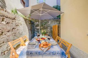 Gaia on Stresa Hill: 2BR with AC and Outdoor Space - Happy Rentals