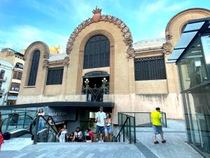 La Surfera frente al Mercado Central