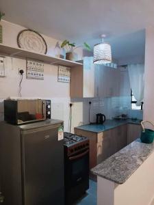 Stylish 1BR at Oak South Aprt South B Near Quickmart Supermrkt Mombasa Road 5 min to Capital Centre 10 min to NextGen Mall 15 min to JKIA Airport SGR Terminus 15 min to Nairobi CBD WiFi Smart TV Fully Equipped Kitchen Secure Parking Self Checkin