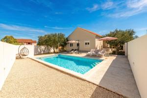 Pool House Olive - Happy Rentals