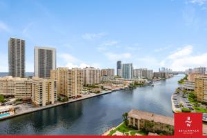 Chic High-Floor Studio with Intracoastal View