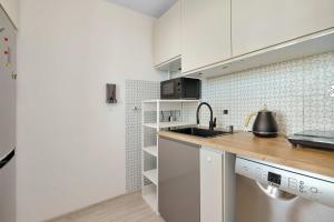 Słoneczne Studio z Balkonem Blisko Natury by Noclegi Renters