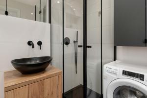 Słoneczne Studio z Balkonem Blisko Natury by Noclegi Renters
