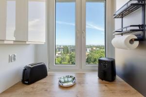 Słoneczne Studio z Balkonem Blisko Natury by Noclegi Renters