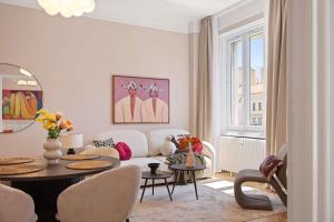 Elegant 2BR Designer Retreat in Karoly Krt