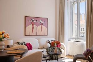 Elegant 2BR Designer Retreat in Karoly Krt