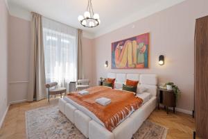 Elegant 2BR Designer Retreat in Karoly Krt