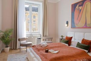 Elegant 2BR Designer Retreat in Karoly Krt