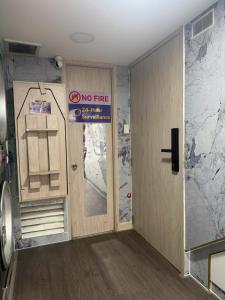 胡志明漫遊 下樓就是超大夜市與花街5人包棟美寓一樓附設自助洗衣店