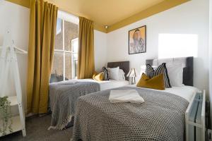 Norton 2BR Apartment Sleeps 4 by Stay With Us