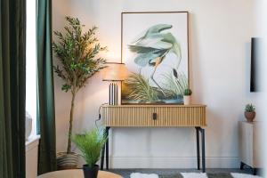 Norton 2BR Apartment Sleeps 4 by Stay With Us