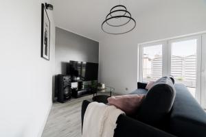 Błażeja Modern Apartment by BookingHost
