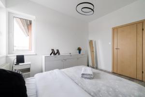 Błażeja Modern Apartment by BookingHost