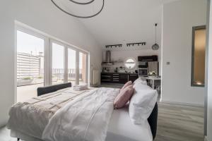 Błażeja Modern Apartment by BookingHost