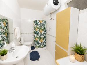 Spacious 2BR Apartment - Walk to Skanderbeg Square