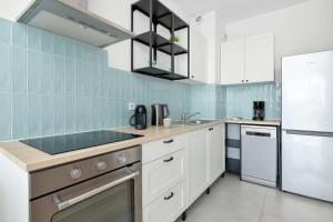 Comfortable Apartment with Balcony Workspace and Underground Parking by Noclegi Renters
