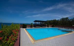 Mae Phim Beachside 1BR Condo Sleeps 3 With Rooftop Pool