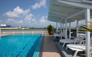 Mae Phim Beachside 1BR Condo Sleeps 3 With Rooftop Pool