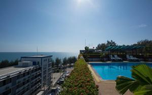 Mae Phim Beachside 1BR Condo Sleeps 3 With Rooftop Pool