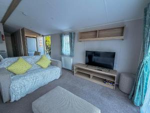 Homely 7 Berth Caravan At Manor Park In Hunstanton, Norfolk Ref 23018B