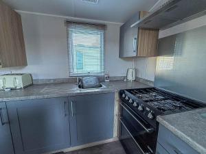 Homely 7 Berth Caravan At Manor Park In Hunstanton, Norfolk Ref 23018B