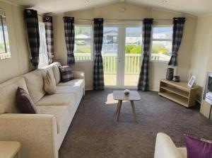 Homely 6 Berth Caravan With Large Decking At Manor Park In Hunstanton Ref 23020C