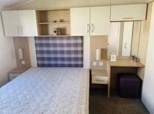 Homely 6 Berth Caravan With Large Decking At Manor Park In Hunstanton Ref 23020C