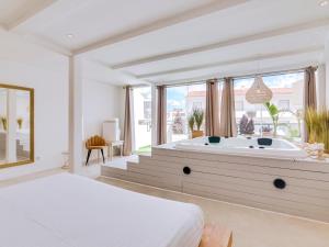 Villa Monica with Private Pool and Jacuzzi