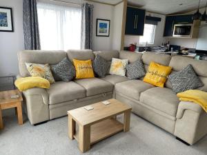 Modern 4 Berth Caravan With Decking At Manor Park, Hunstanton Ref 23002H