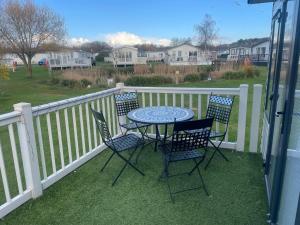 Modern 4 Berth Caravan With Decking At Manor Park, Hunstanton Ref 23002H