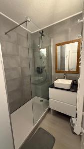 VUE OCÉAN Appartement T3 climatisé Centre Penon Accès plage à pied 3 e étage sans ascenseur