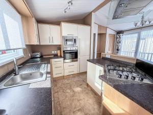 Beautiful Lodge At Manor Park Nearby Hunstanton Beach Ref 23021C