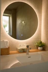 Wims - Romantic studio with private jacuzzi, garden & parking